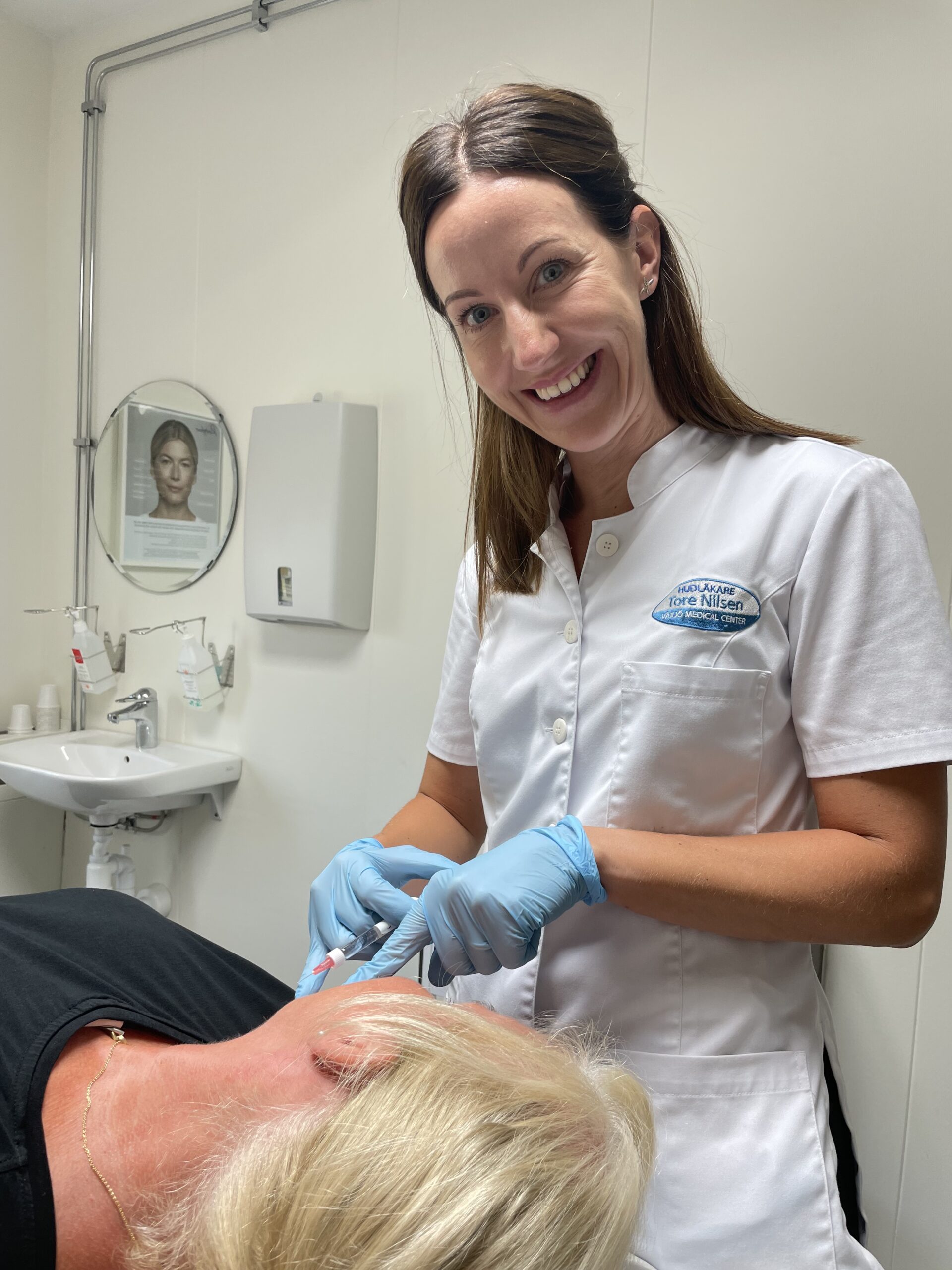 Emma behandlar med Restylane