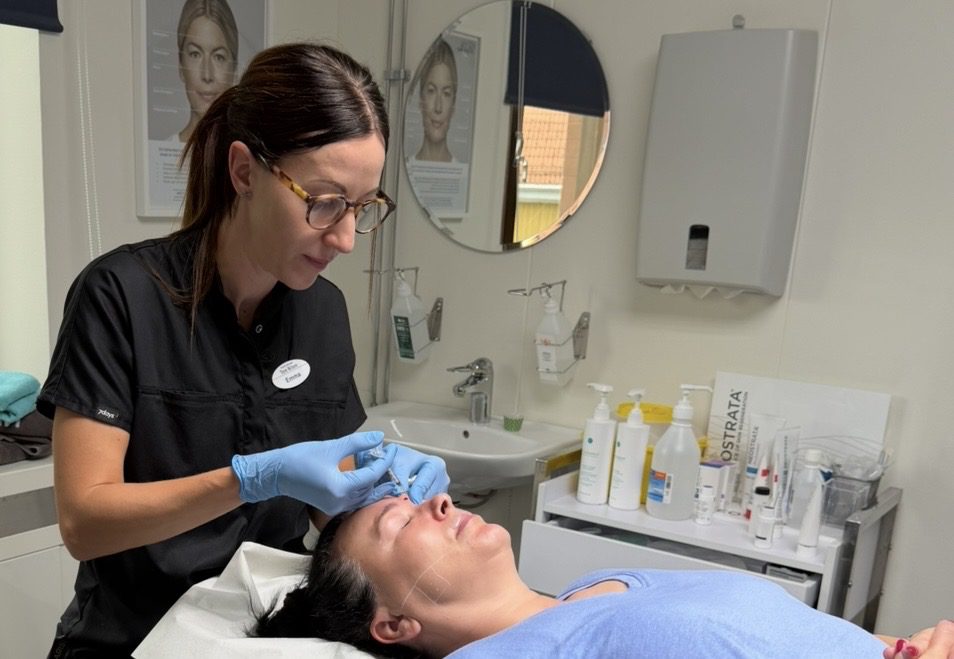 Sjuksköterska utför behandling med botulinumtoxin (Botox) på patient hos Hudläkare Tore Nilsen i Växjö.
